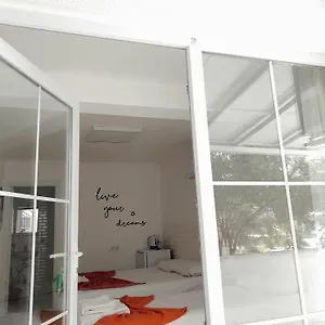 Oda ve Kahvaltı White, Küçükköy
